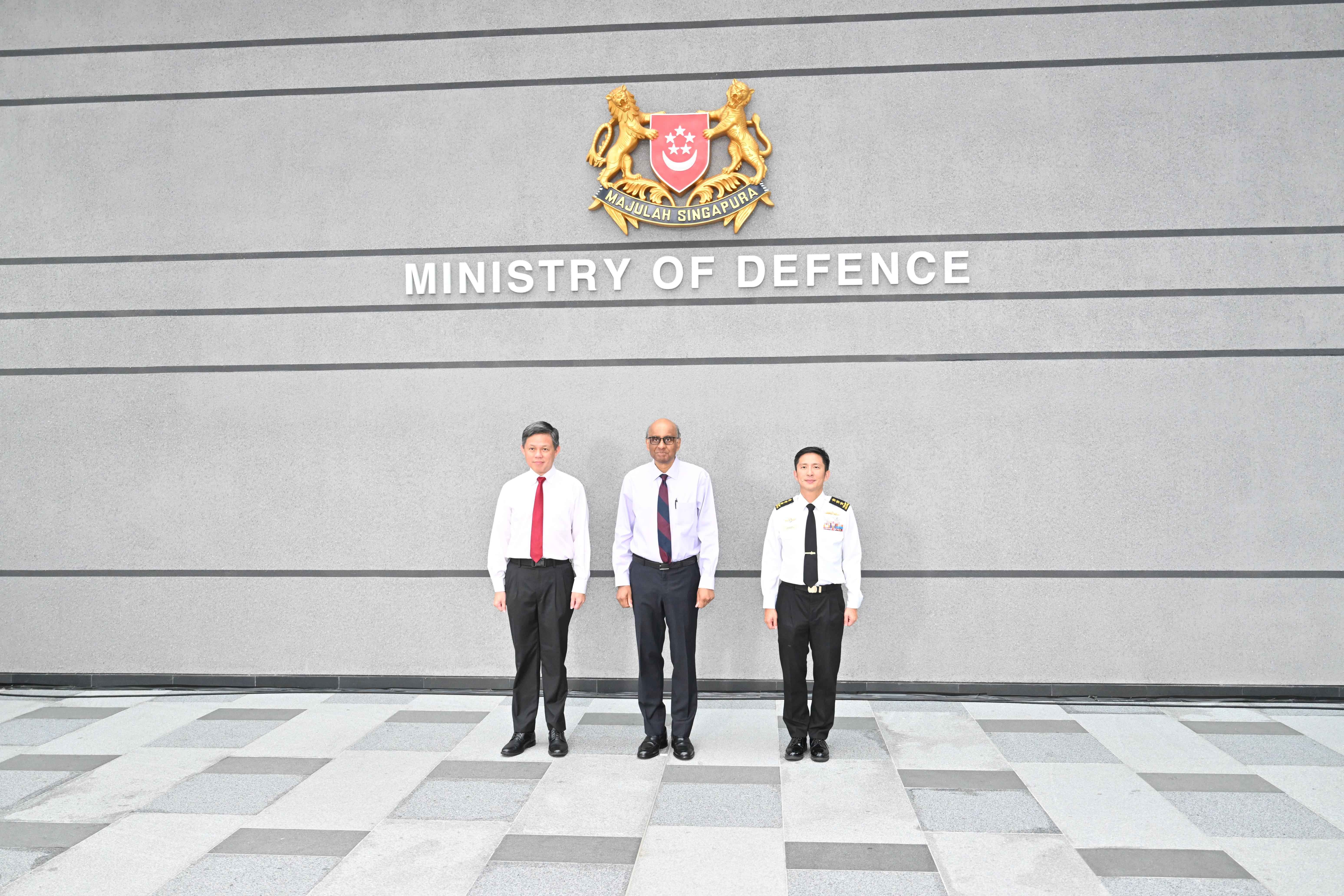 President Tharman Shanmugaratnam (middle) taking a group photo with Minister for Defence Mr Chan Chun Sing (left) and Chief of Defence Force Vice Admiral Aaron Beng (right).
